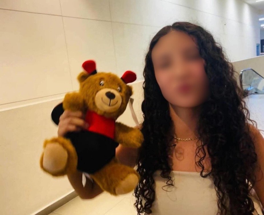 Menina de 14 anos morre no México após colocar silicone escondida do pai; cirurgião é atual namorado da mãe