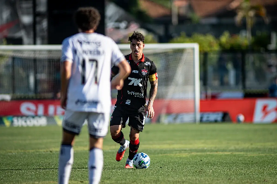 Vitória luta até o fim, mas perde para o Vasco