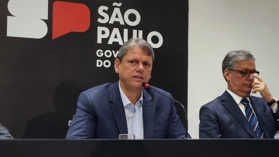 Tarcísio faz brincadeira ao comentar crise das bebidas adulteradas e cita Coca-Cola: “Ainda bem que não chegaram nesse ponto”