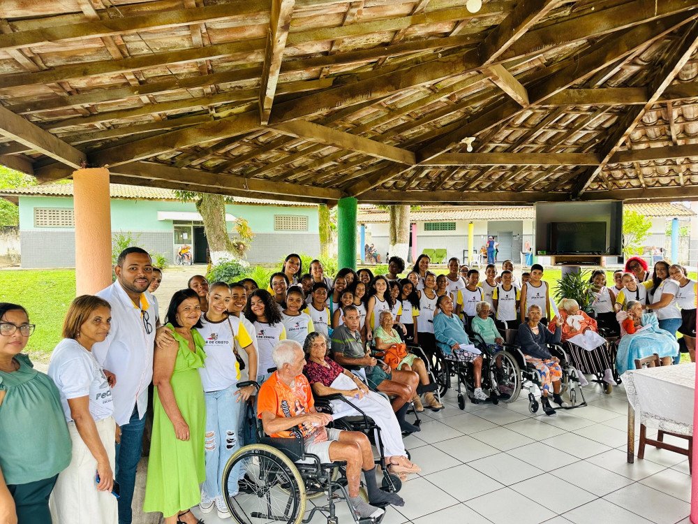 Estudantes da Escola Joias de Cristo levam amor e solidariedade ao Lar dos Idosos Lar do Carmo.