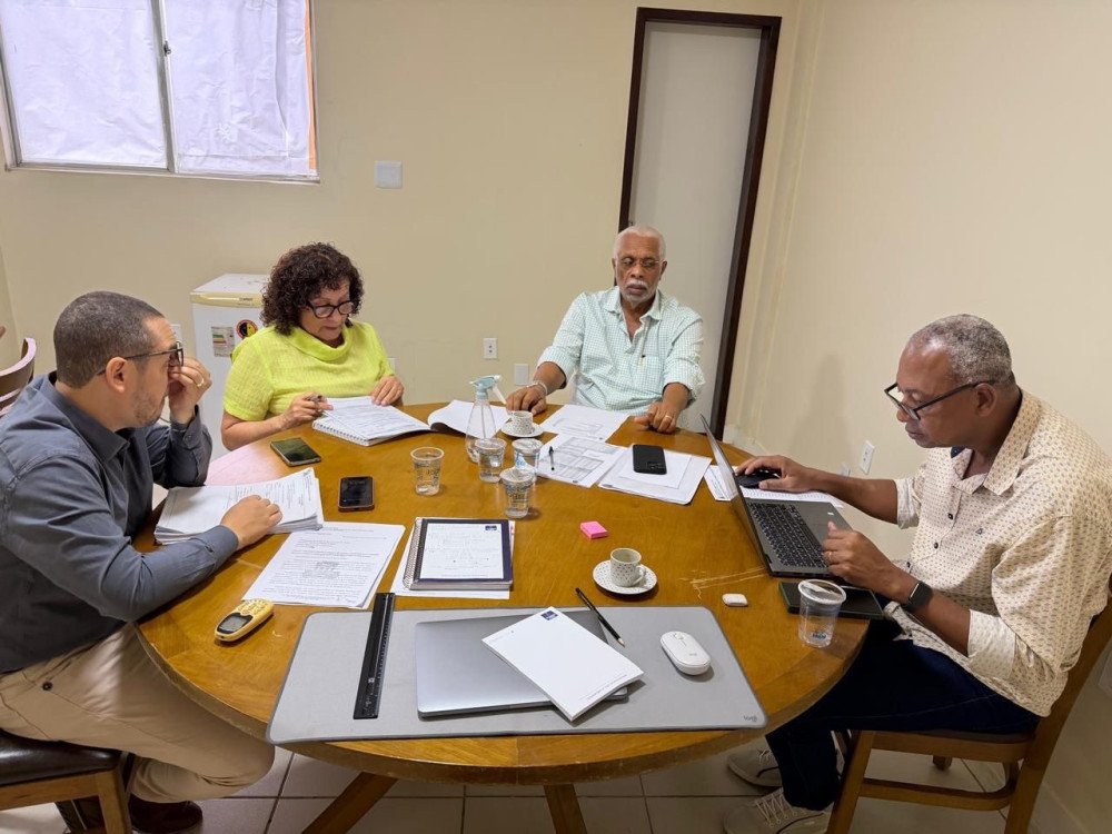 Prefeito Antônio Calmon garante pagamento das bolsas estudantis e discute planejamento financeiro para 2026