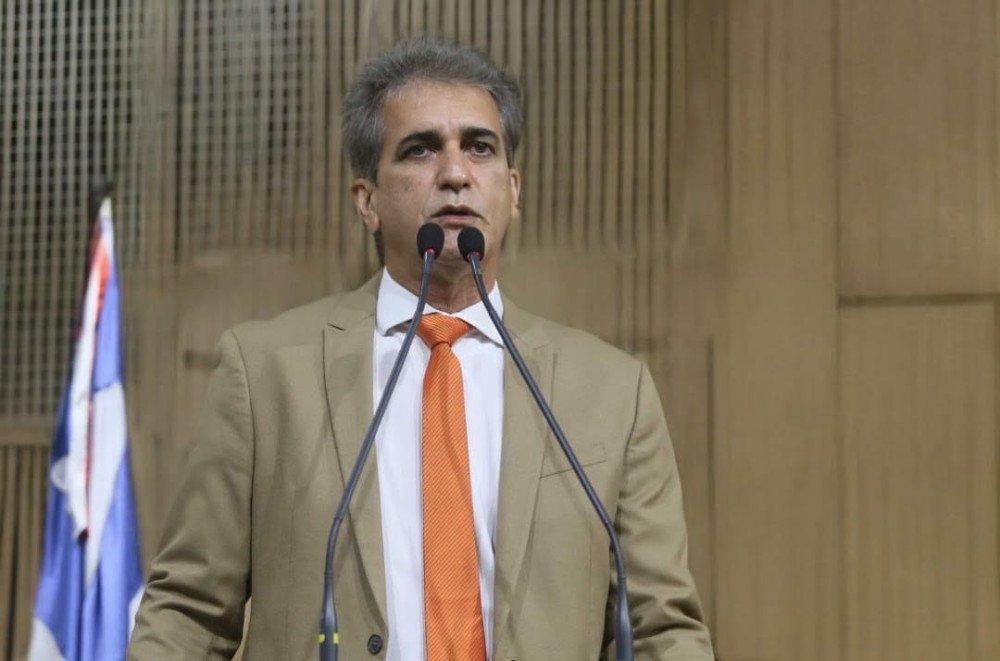 “ACM Neto não sente o cheiro do próprio lixo”, diz Robinson Almeida sobre nova fase da Overclean