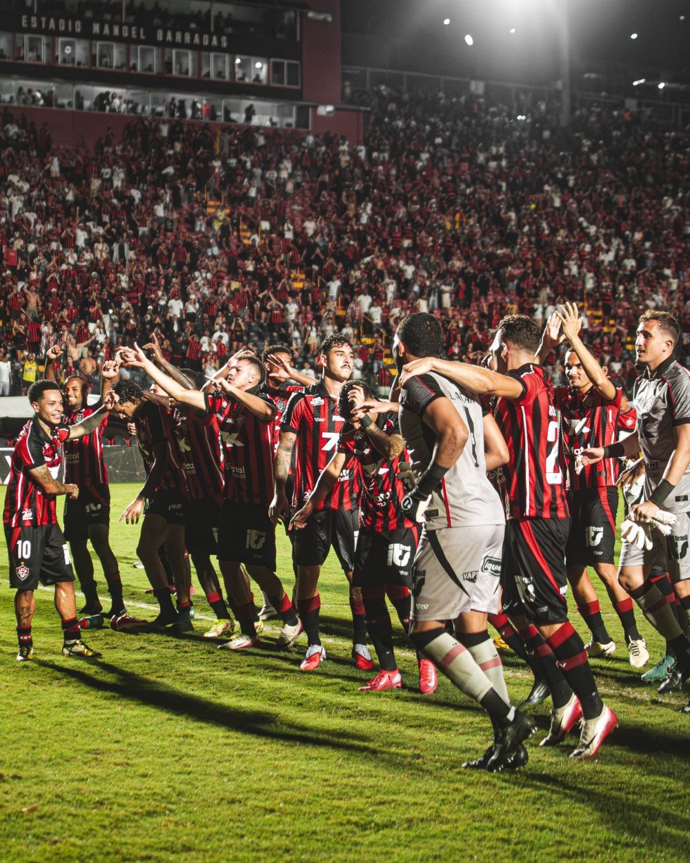 Vitória supera o Bahia no Clássico e respira na luta contra o rebaixamento