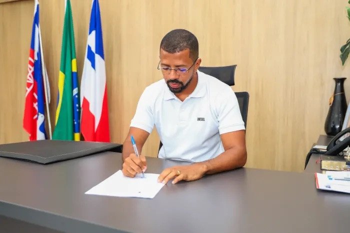 Candeias: Servidores já receberam primeira parcela do 13º salário e terão “feriadão” prolongado