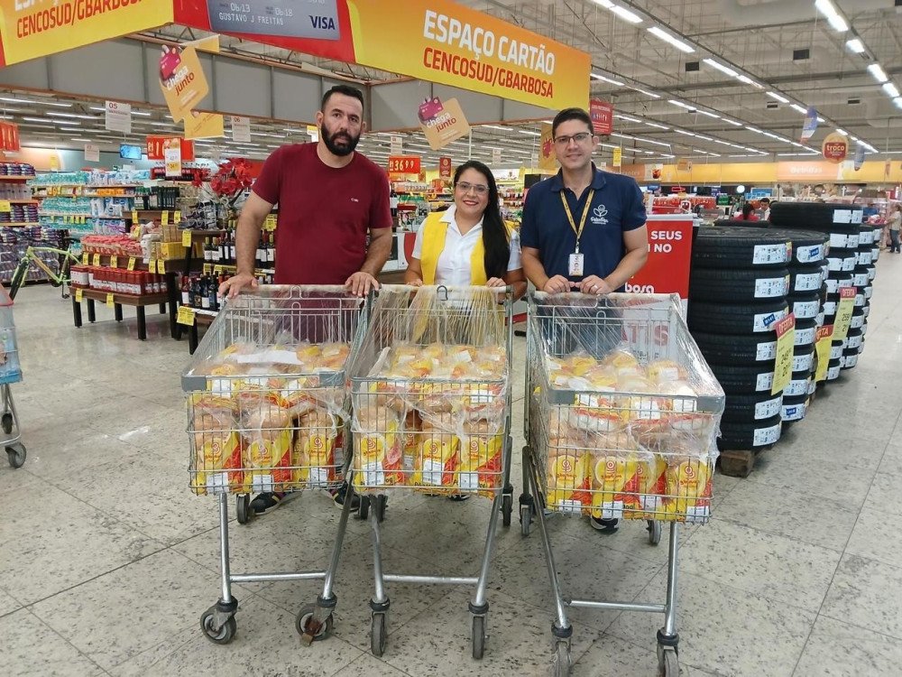 Mais de mil pacotes de pão são doados em ação solidária