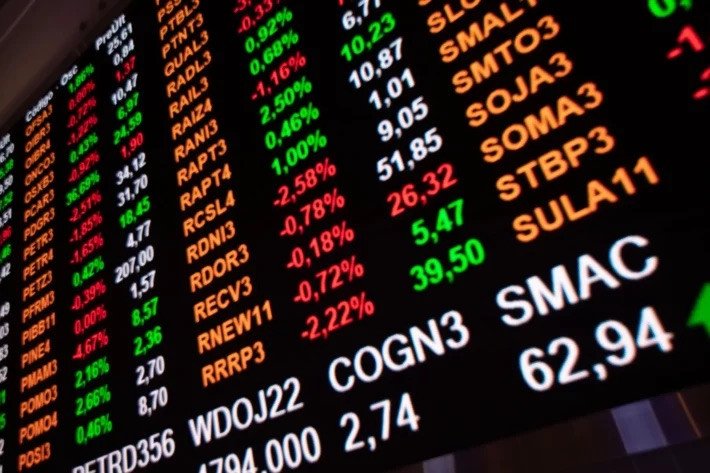 Ibovespa fecha acima dos 150 mil pontos pela 1ª vez na história e bate novo recorde; dólar cai a R$ 5,35