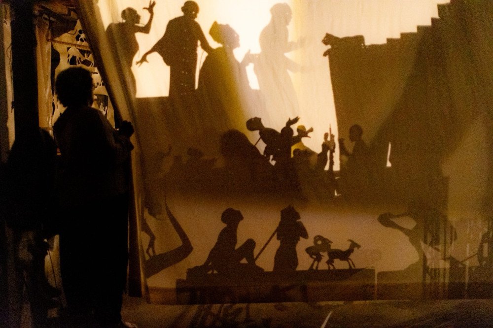 Espetáculo “Rainha Vashti”, do Grupo A RODA, mantém viva na Bahia a arte milenar do teatro de sombras