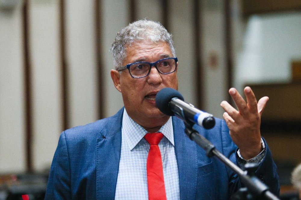 Oposição só joga pedra em árvore que dá fruto, diz líder do governo