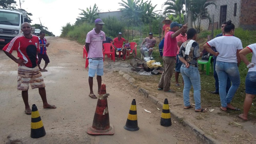 Candeias: Moradores bloqueiam entrada de veículos da Petrobras na Boca da Mata