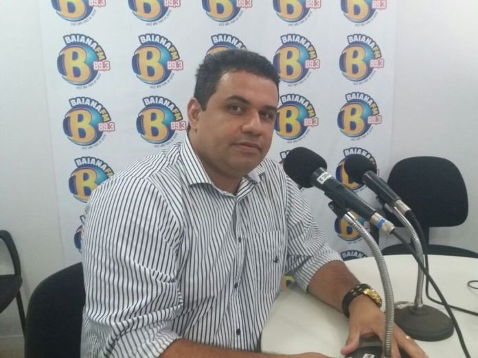 CANDEIAS: EM ENTREVISTA À RÁDIO BAIANA, PRESIDENTE DA CÂMARA AFIRMA: “A GESTÃO NÃO TEM PRIORIDADES”,