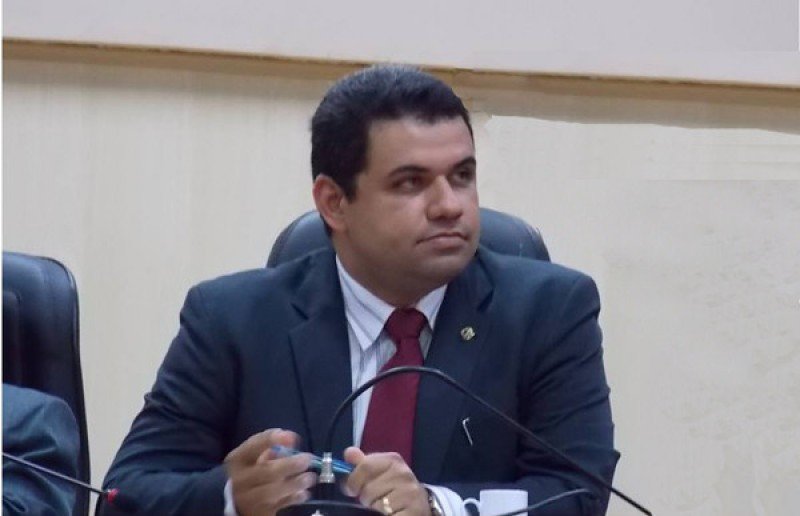 CANDEIAS: VAZA SUPOSTO ÁUDIO EM QUE O PRESIDENTE DA CÂMARA SUGERE DESESTABILIZAÇÃO DE GOVERNO; VEREADOR NEGA