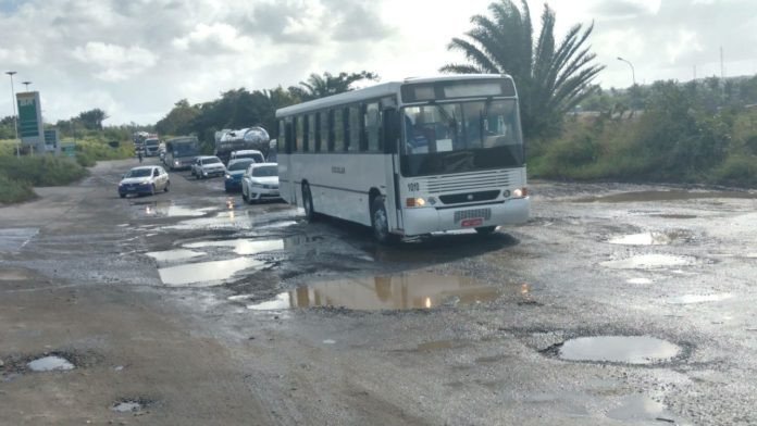 MOTORISTAS RECLAMAM DAS CONDIÇÕES DA BA-523.