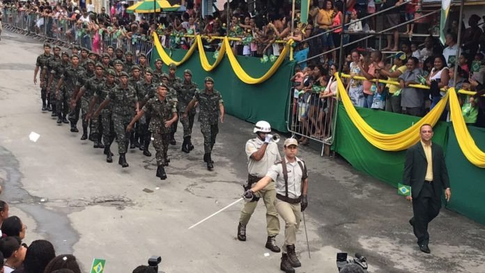 População de Candeias prestigia desfile de Sete de Setembro e aplaude apresentações programadas