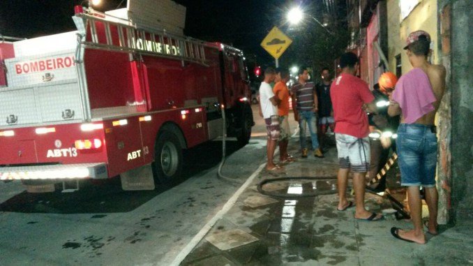 Um incêndio destrói parte de uma casa em Madre de Deus, Vela pode ter sido o motivo
