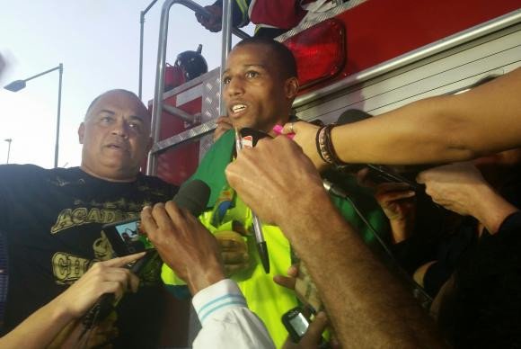 Ouro no boxe, Robson Conceição é recebido com festa e mocotó em Salvador