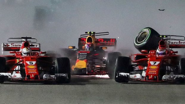 Ferraris e Verstappen se tocam, abandonam na 1ª volta em Cingapura, e 60ª vitória cai no colo de Hamilton