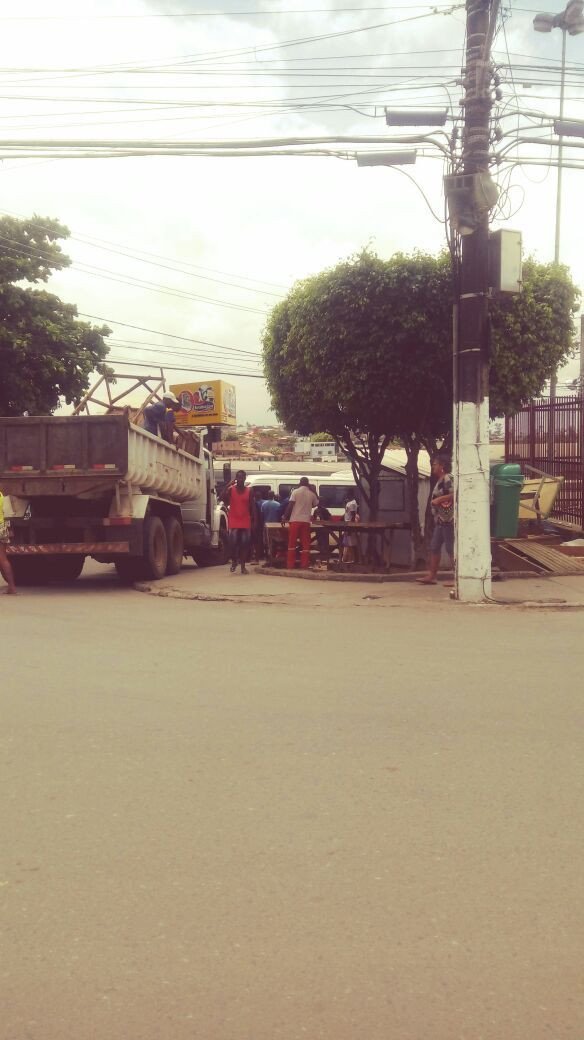 CANDEIAS: VENDEDORES AMBULANTES SÃO RETIRADOS DA AV. ANTÔNIO PATERSON