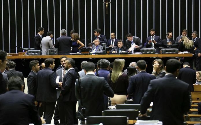 CÂMARA APROVA FIM DAS COLIGAÇÕES A PARTIR DE 2020