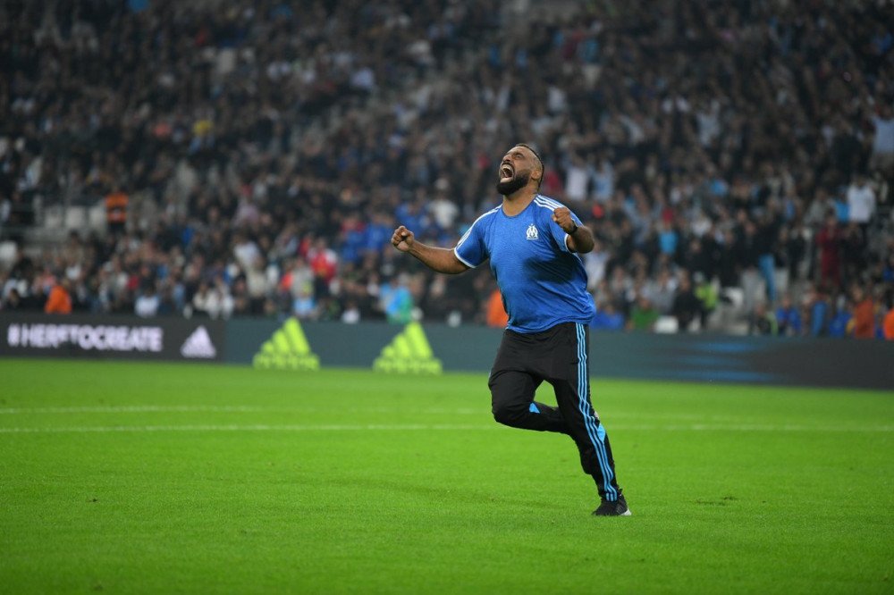 NA FRANÇA, TORCEDOR QUEBRA PROTOCOLO EM PONTAPÉ INICIAL E FAZ GOL; ASSISTA!