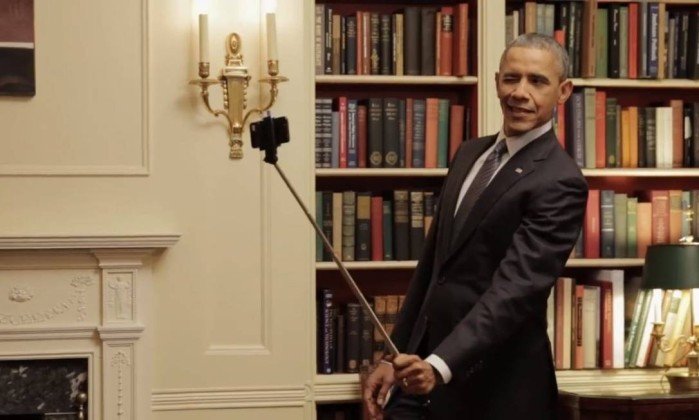 Barack Obama é flagrado tirando foto com o 'pau de selfie'