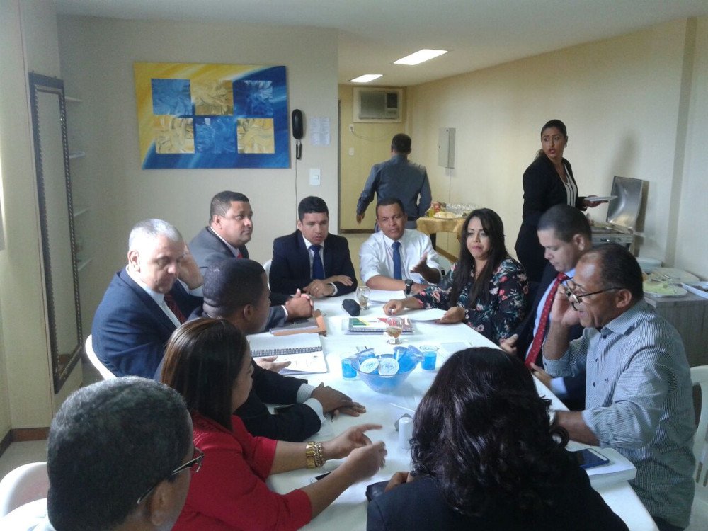 Vereadores e CDL debatem em reunião na Câmara sobre o Código Tributário e de Rendas do município de Candeias. 