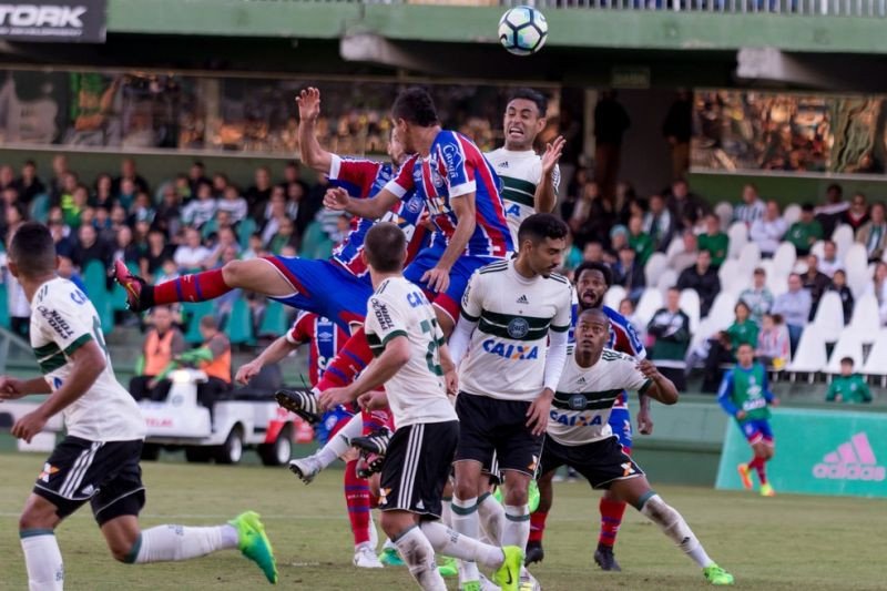Em 'jogo de seis pontos', Bahia recebe o Coritiba daqui a pouco na Arena Fonte Nova
