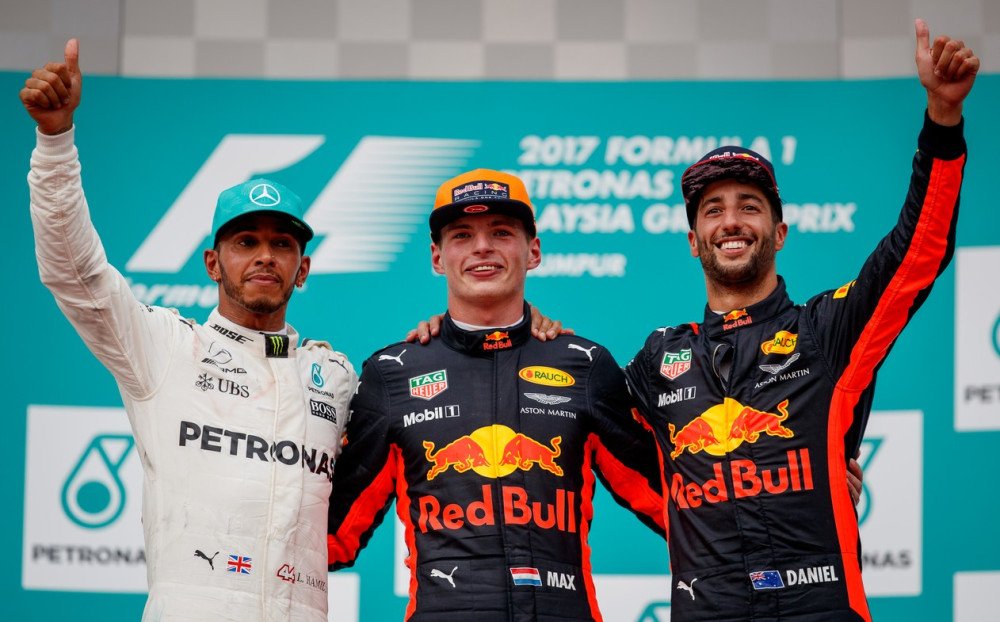 Verstappen supera Hamilton e vence na Malásia; Vettel minimiza prejuízo