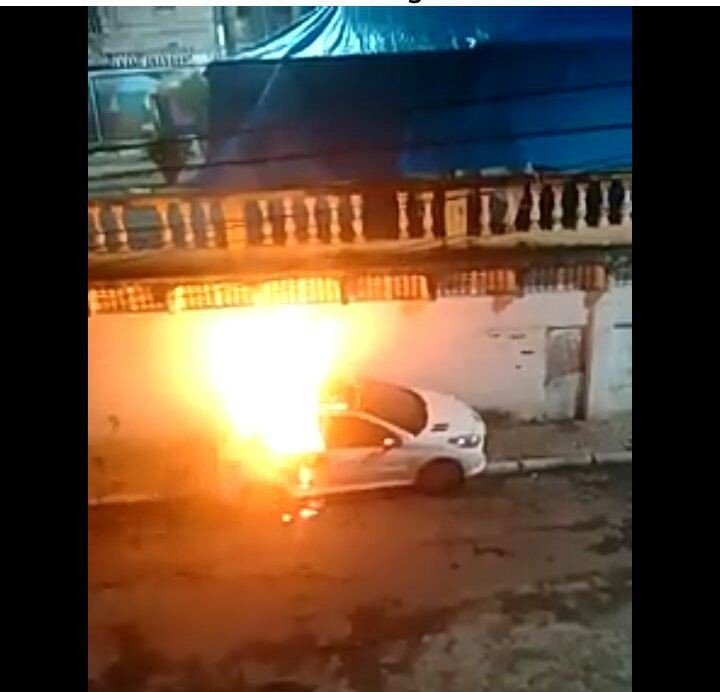 CANDEIAS: CARRO DE BLOGUEIRO É INCENDIADO NO CENTRO DA CIDADE