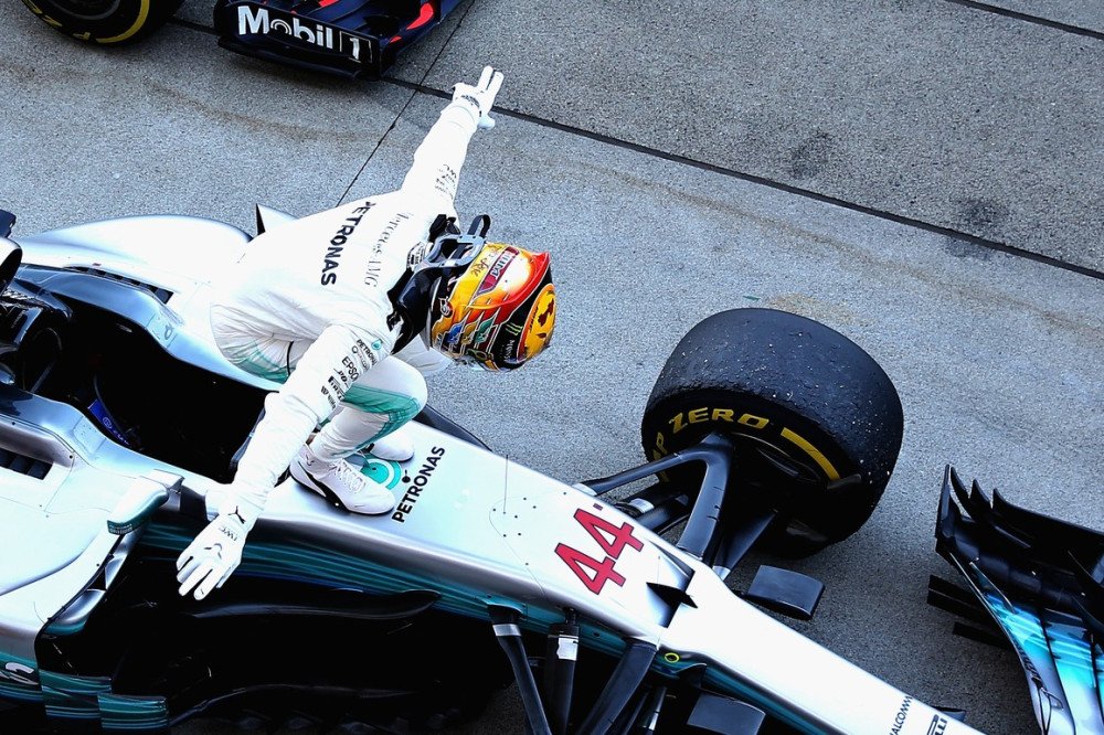 Vettel abandona, Hamilton vence no Japão e encaminha quarto título na F-1