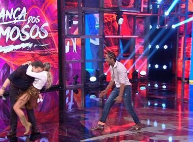 Empolgada, Adriane Galisteu pula em Faustão e derruba apresentador ao vivo; assista