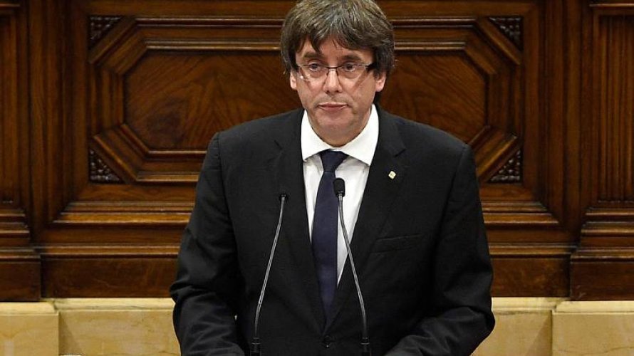 Líder catalão declara independência, recua e propõe diálogo com Madri
