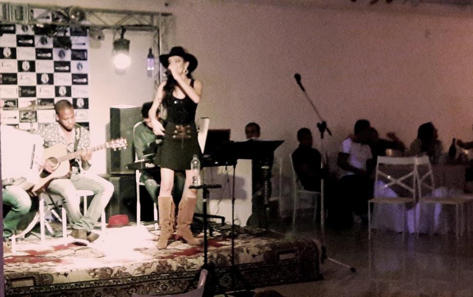 Candeias: Em show inédito, Fernanda Vieira homenageou clássicos da música sertaneja.