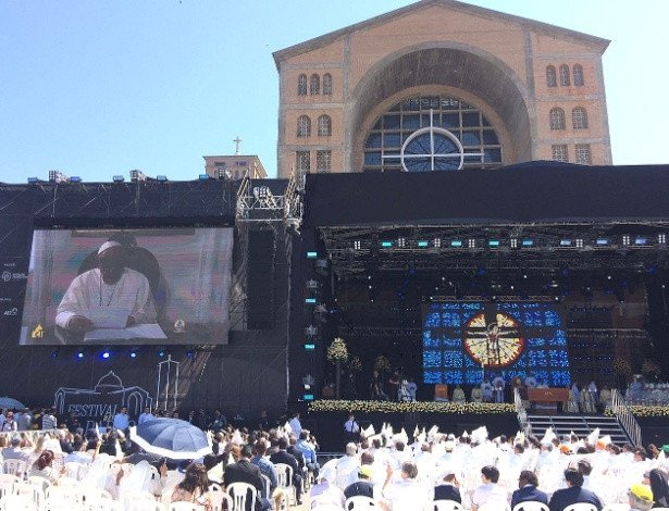 Público vaia Alckmin, Kassab e Imbassahy após mensagem do papa em Aparecida (SP).