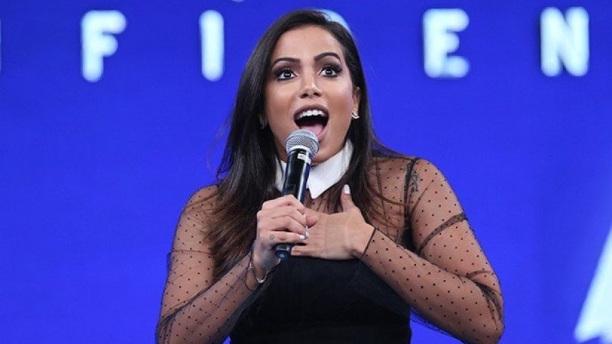 Anitta faz festa em sua casa para comemorar o lançamento do novo hit.