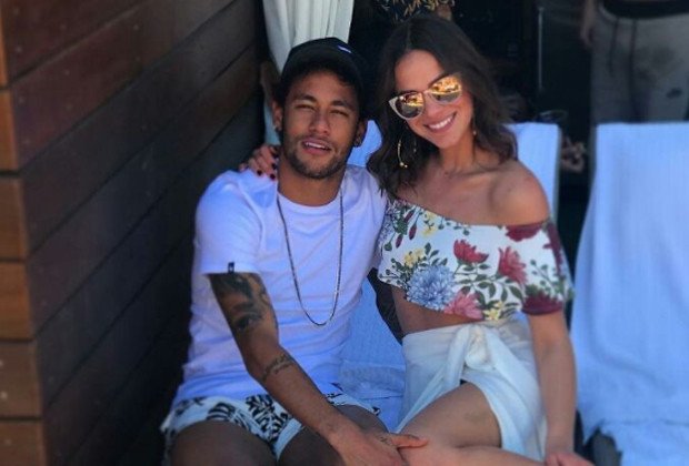 Bruna Marquezine e Neymar cantam mesma música na web e levam seguidores ao delírio