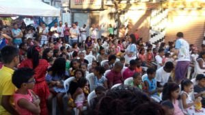 Candeias: CINEKIDS leva alegria para criançada na Praça do Malembá