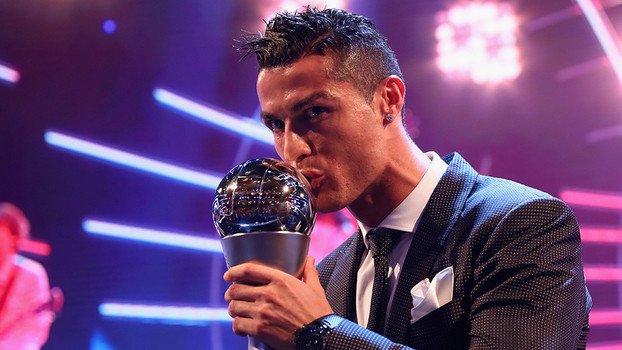 Cristiano Ronaldo é eleito o melhor do mundo pela Fifa pela 5ª vez e empata com Messi
