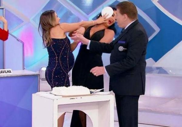 Torta de Climão: Patricia Abravanel joga bolo na cara de Helen Ganzarolli