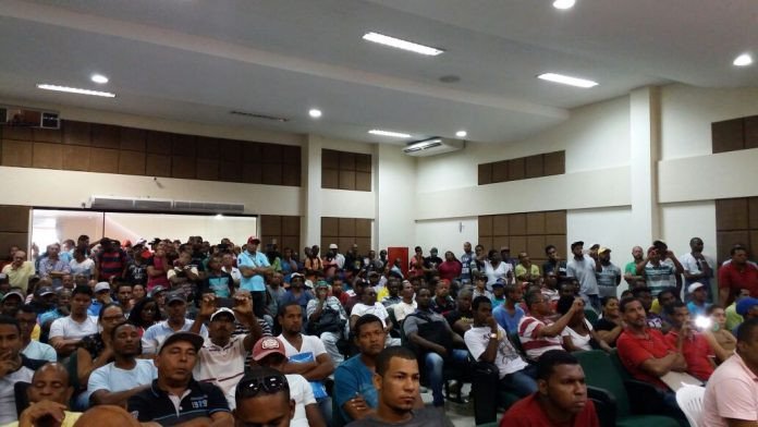 CANDEIAS: TRABALHADORES REALIZAM NOVA MANIFESTAÇÃO POR FALTA DE EMPREGO