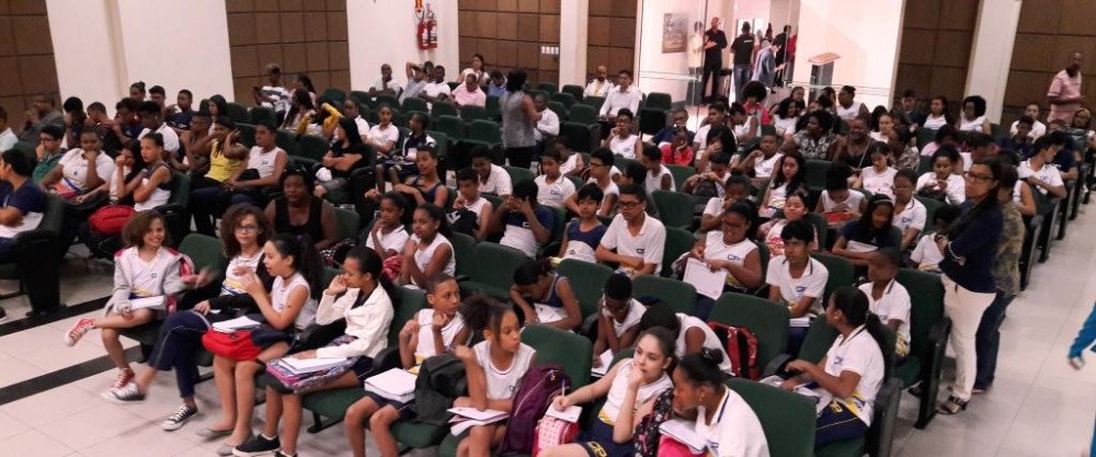 Candeias: Estudantes do Colégio Perspectiva visitaram Câmara de Vereadores nesta quinta (26)