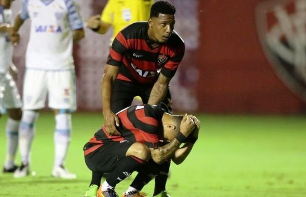 Vitória mantém sina no Barradão, perde pênalti, empata com Atlético-Go e vira o novo vice- lanterna do Brasileiro