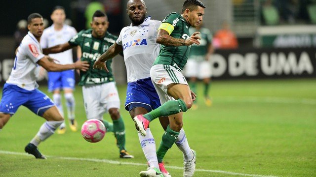 Palmeiras empata com o Cruzeiro e desperdiça chance de encostar no Corinthians
