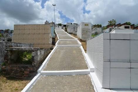 CANDEIAS: MISSAS E VISITAS AO CEMITÉRIO MOVIMENTAM DIA DE FINADOS