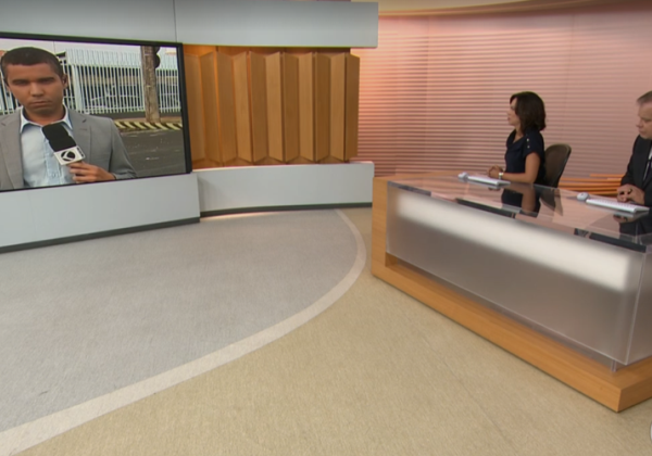 Repórter troca nome de telejornal pelo concorrente ao vivo