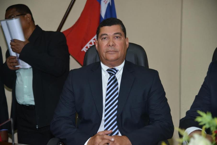 Candeias: Prefeito volta ao cargo por decisão judicial