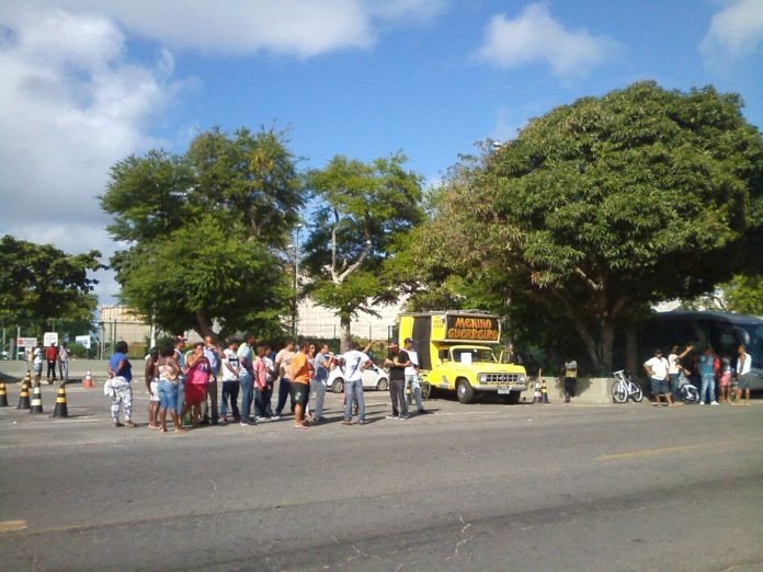 MADRE DE DEUS: TRABALHADORES VOLTAM A PROTESTAR CONTRA A FALTA DE EMPREGOS NA REGIÃO