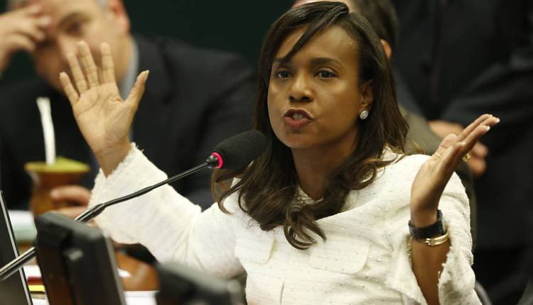 “ATITUDE RACISTA E PRECONCEITUOSA”, DISSE TIA ERON SOBRE WAACK