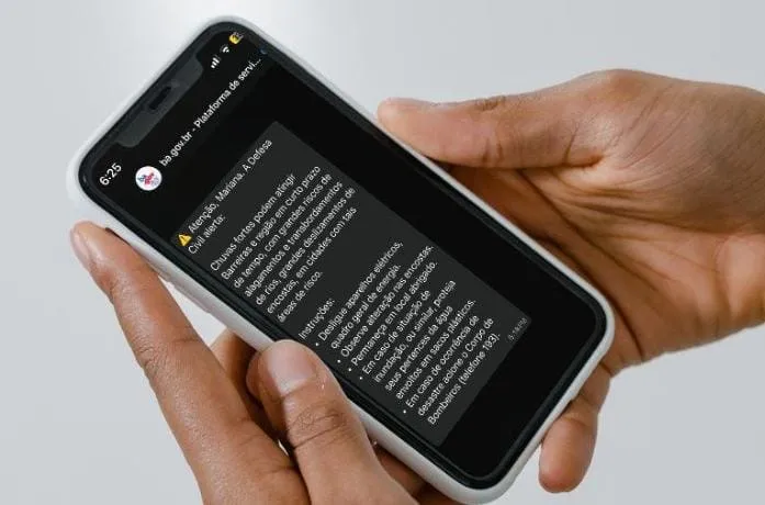 Chuvas intensas: Governo da Bahia alerta moradores de regiões em risco potencial via WhatsApp