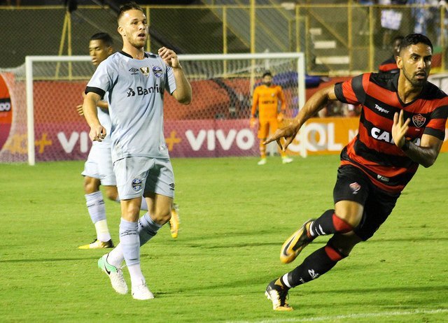 Tentando continuar fora do Z4, Vitória enfrenta o Grêmio no Alfredo Jaconi