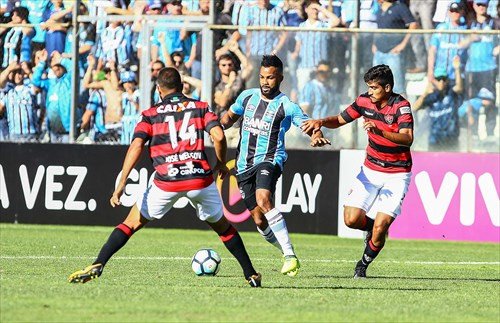 Com um homem a menos no 2º tempo, Vitória é valente e segura empate com o Grêmio